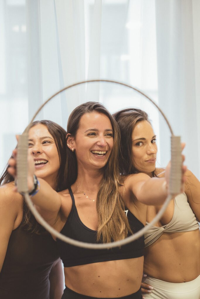 Foto de mujeres riendo mientras se ejercitan